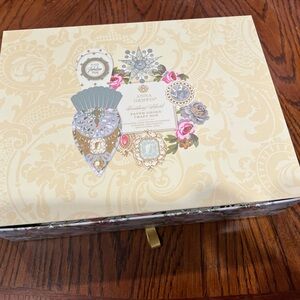 Anna Griffin Finishing paper shoes craf box new